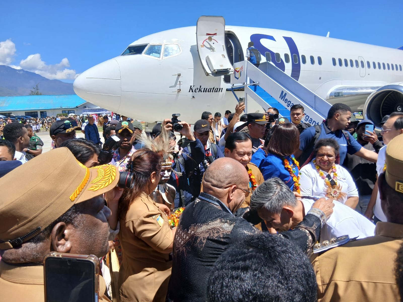 Dokumentasi (1) Seremonial Pendaratan Perdana Sriwijaya Air di Kabupaten Jayawijaya, Provinsi Papua Pegunungan